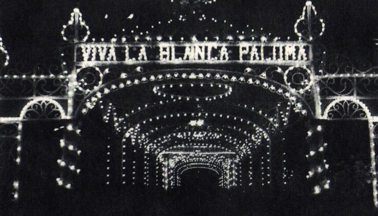 El primer «Arco Triunfal» que se colocó en la Plaza Virgen del Rocío para los Traslados, por Javier Coronel