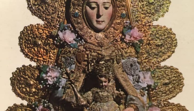 Foto antigua de la Virgen del Rocío con el Traje de los Apóstoles