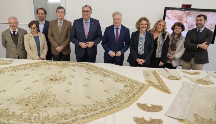 El traje de Los Montpensier  de la Virgen del Rocío es retirado, ya restaurado, del Instituto Andaluz de Patrimonio Histórico