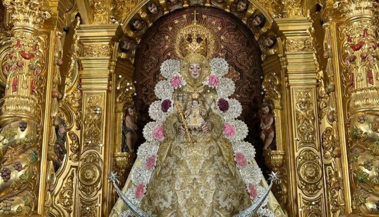 La Virgen del Rocío ha sido entronizada de nuevo en su camarín.